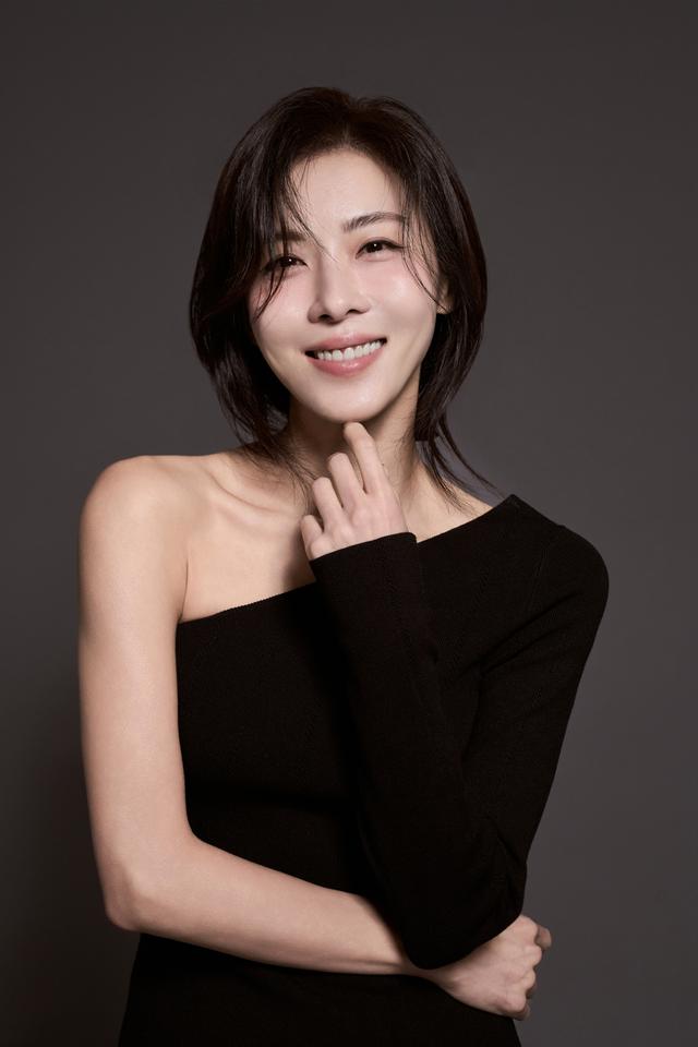 Ha Ji Won t&aacute;i xuất ấn tượng trong Bi Gwang: H&agrave;nh tr&igrave;nh hy sinh nhan sắc tuổi 48 - Ảnh 6.