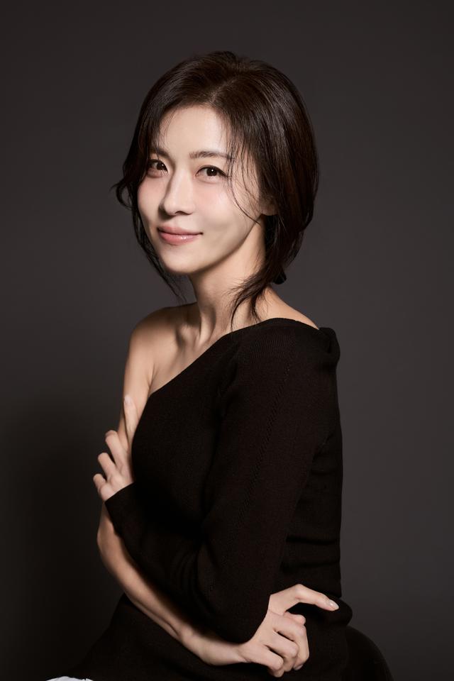 Ha Ji Won t&aacute;i xuất ấn tượng trong Bi Gwang: H&agrave;nh tr&igrave;nh hy sinh nhan sắc tuổi 48 - Ảnh 2.