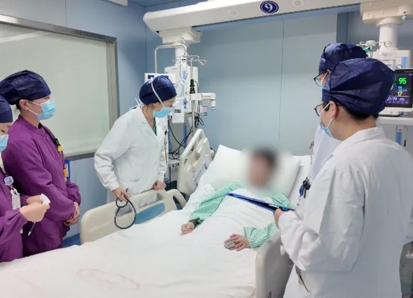 Người đ&agrave;n &ocirc;ng bị lo&eacute;t ruột, chảy m&aacute;u ồ ạt sau khi ăn hải sản: &ldquo;T&ocirc;i vẫn c&ograve;n rất may mắn&hellip;&rdquo; - Ảnh 1.