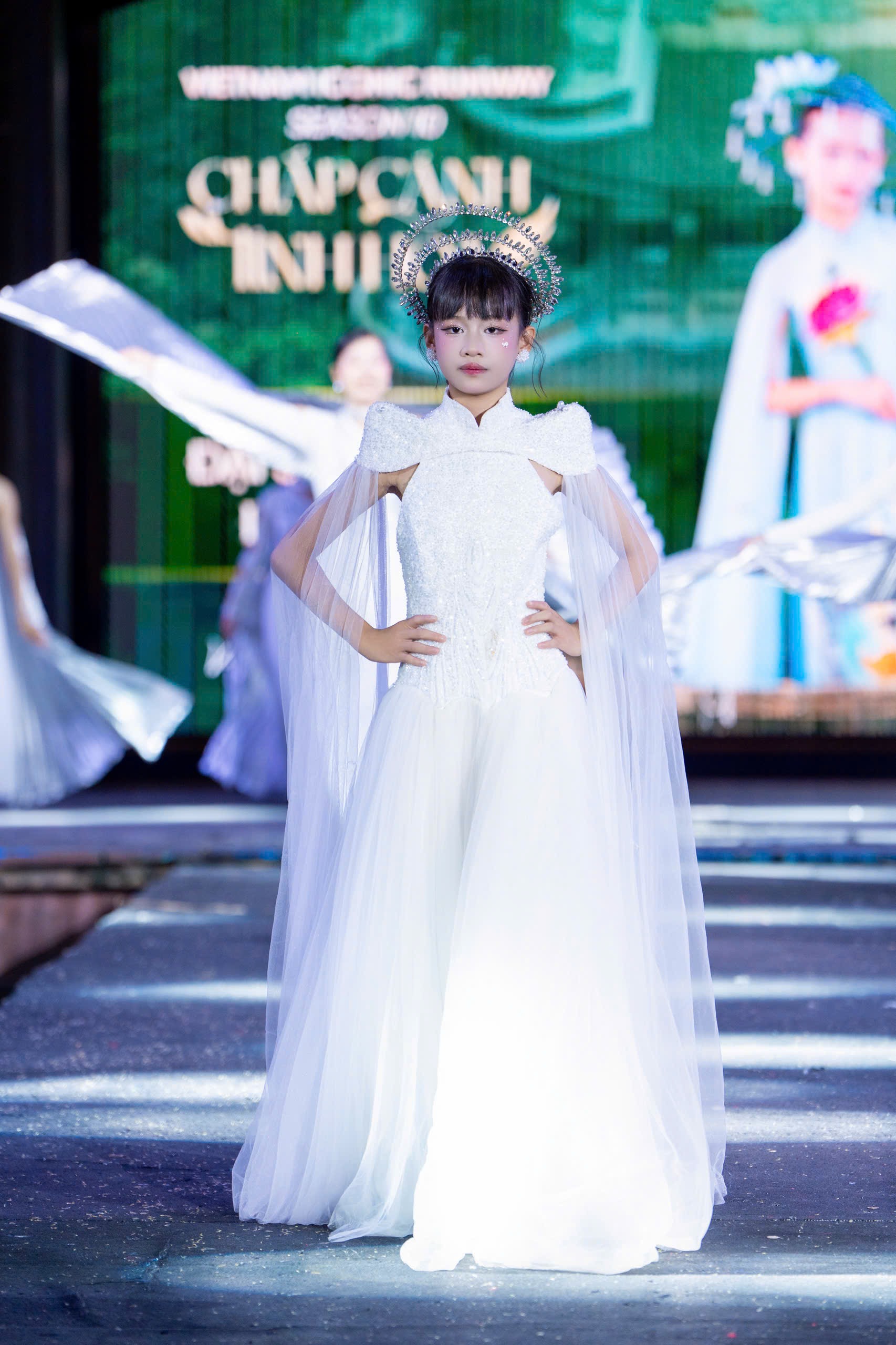 150 mẫu nhí hội tụ tại Ninh Bình cùng tỏa sáng trên sân khấu Vietnam Iconic Runway Season 10 - Ảnh 3. 150 mẫu nhí hội tụ tại Ninh Bình cùng tỏa sáng trên sân khấu Vietnam Iconic Runway Season 10 - Ảnh 3.