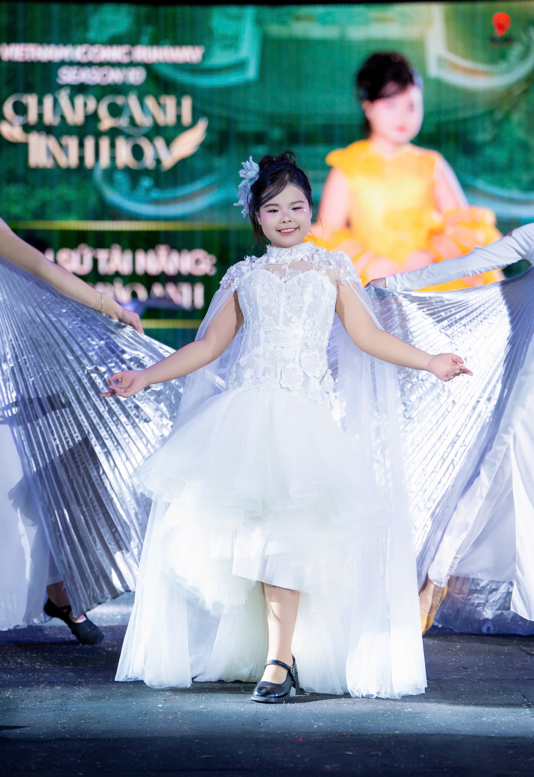 150 mẫu nhí hội tụ tại Ninh Bình cùng tỏa sáng trên sân khấu Vietnam Iconic Runway Season 10 - Ảnh 4. 150 mẫu nhí hội tụ tại Ninh Bình cùng tỏa sáng trên sân khấu Vietnam Iconic Runway Season 10 - Ảnh 4.