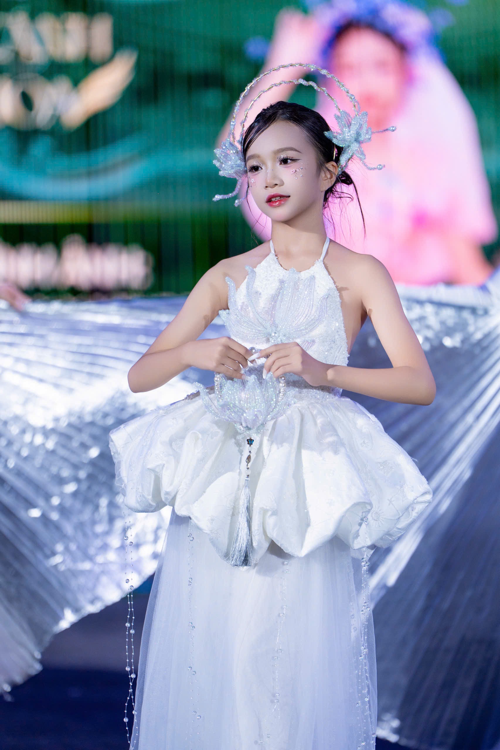 150 mẫu nhí hội tụ tại Ninh Bình cùng tỏa sáng trên sân khấu Vietnam Iconic Runway Season 10 - Ảnh 6. 150 mẫu nhí hội tụ tại Ninh Bình cùng tỏa sáng trên sân khấu Vietnam Iconic Runway Season 10 - Ảnh 6.