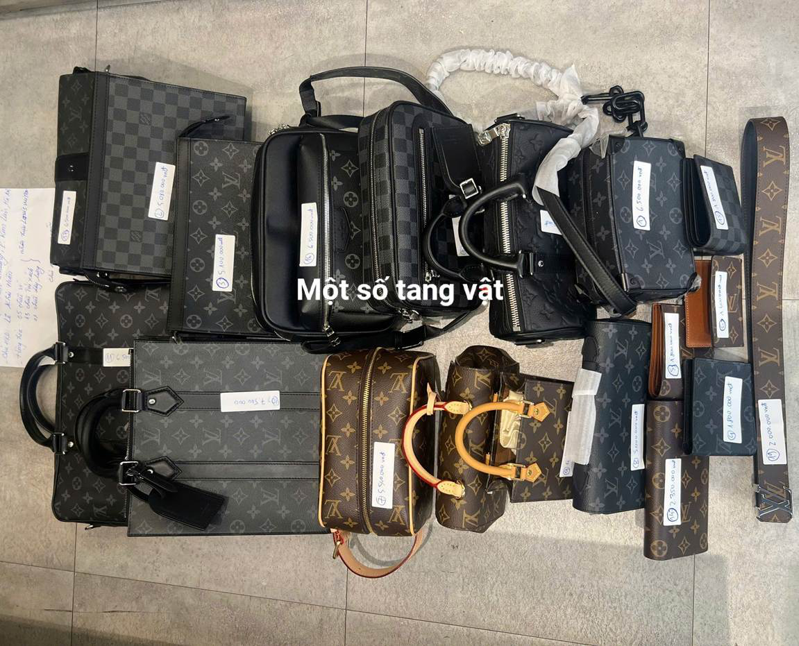 Hà Nội phát hiện cửa hàng bán hàng giả Louis Vuitton và Gucci , điều tra chủ shop sinh năm 2004 - Ảnh 1. Hà Nội phát hiện cửa hàng bán hàng giả Louis Vuitton và Gucci , điều tra chủ shop sinh năm 2004 - Ảnh 1.