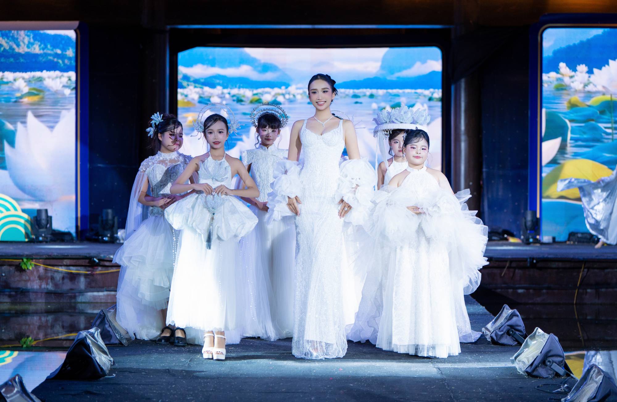 150 mẫu nhí hội tụ tại Ninh Bình cùng tỏa sáng trên sân khấu Vietnam Iconic Runway Season 10 - Ảnh 5. 150 mẫu nhí hội tụ tại Ninh Bình cùng tỏa sáng trên sân khấu Vietnam Iconic Runway Season 10 - Ảnh 5.