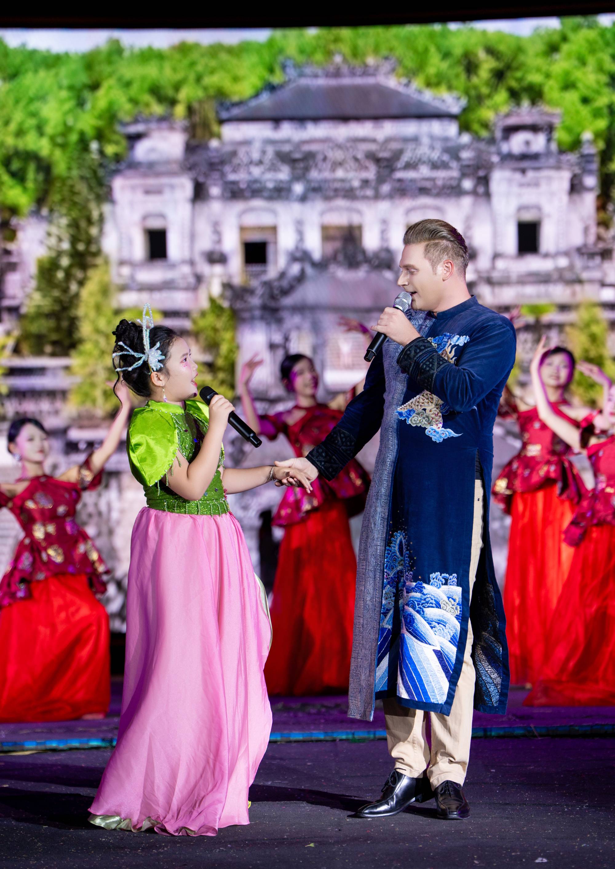 150 mẫu nhí hội tụ tại Ninh Bình cùng tỏa sáng trên sân khấu Vietnam Iconic Runway Season 10 - Ảnh 1. 150 mẫu nhí hội tụ tại Ninh Bình cùng tỏa sáng trên sân khấu Vietnam Iconic Runway Season 10 - Ảnh 1.