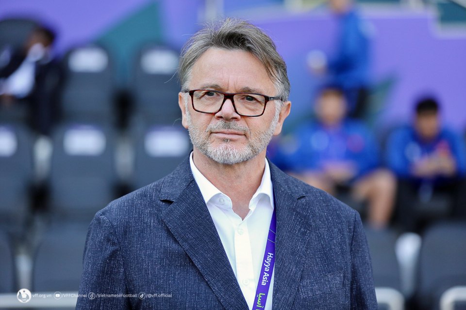 Cuối cùng, lựa chọn kỳ lạ của ông Troussier đã mang về lợi ích cho HLV Kim Sang-sik - Ảnh 2. Cuối cùng, lựa chọn kỳ lạ của ông Troussier đã mang về lợi ích cho HLV Kim Sang-sik - Ảnh 2.