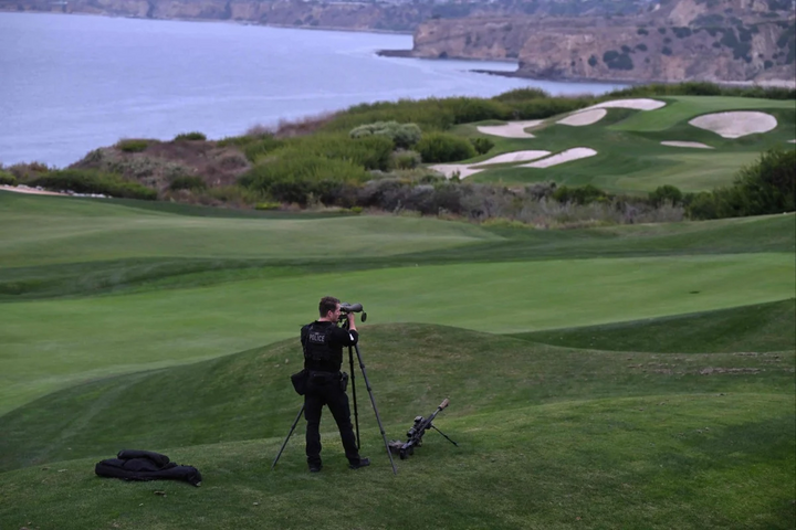 Bắt giữ người đ&agrave;n &ocirc;ng mang vũ kh&iacute; gần s&acirc;n golf của &ocirc;ng Trump ở Los Angeles - Ảnh 1.