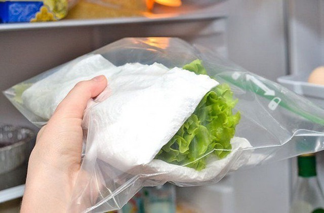 Bỏ khăn giấy trong tủ lạnh: 4 t&aacute;c dụng bất ngờ - Ảnh 1.