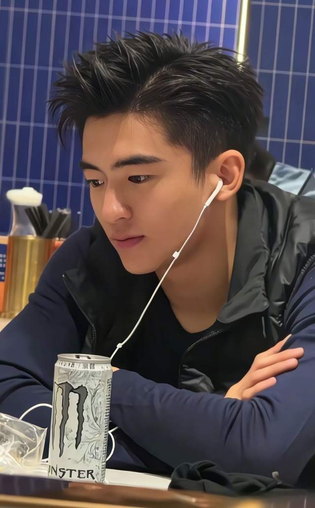 Con trai 19 tuổi nh&agrave; Trương B&aacute; Chi - Tạ Đ&igrave;nh Phong cao 1,80m, "trổ m&atilde;" so&aacute;i ca- Ảnh 4.