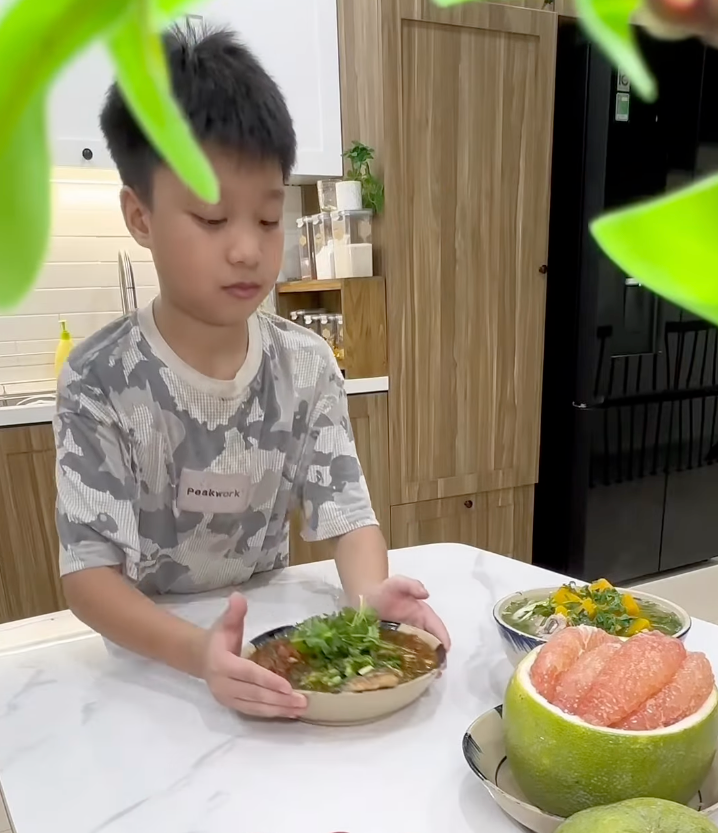 Mẹ đảm H&agrave; Nội dạy con trai v&agrave;o bếp nấu ăn suốt 1 th&aacute;ng h&egrave;: Nh&igrave;n m&acirc;m cơm b&eacute; l&agrave;m, c&aacute;c mẹ thi nhau v&agrave;o nhận "con rể" - Ảnh 2.