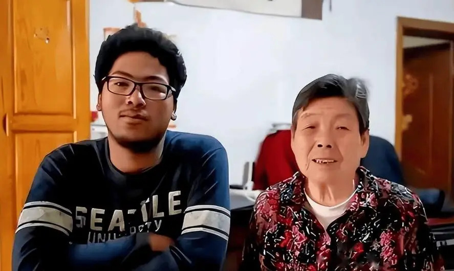 Một phụ nữ nhặt b&eacute; trai bị bỏ rơi v&agrave; h&agrave;nh tr&igrave;nh 24 năm cảm động - Ảnh 2.