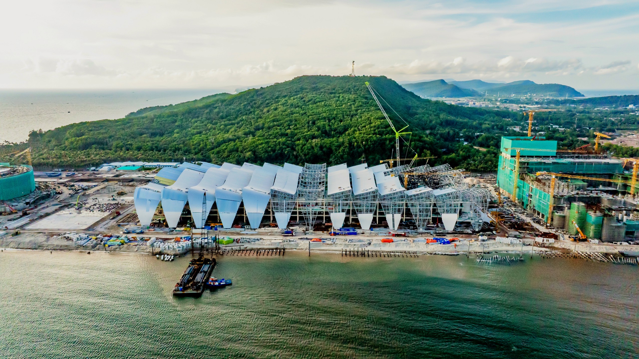 Trung tâm Hội nghị lớn top đầu thế giới ở Việt Nam đang thành hình “thần tốc” chưa từng có bên bờ biển - Ảnh 4.