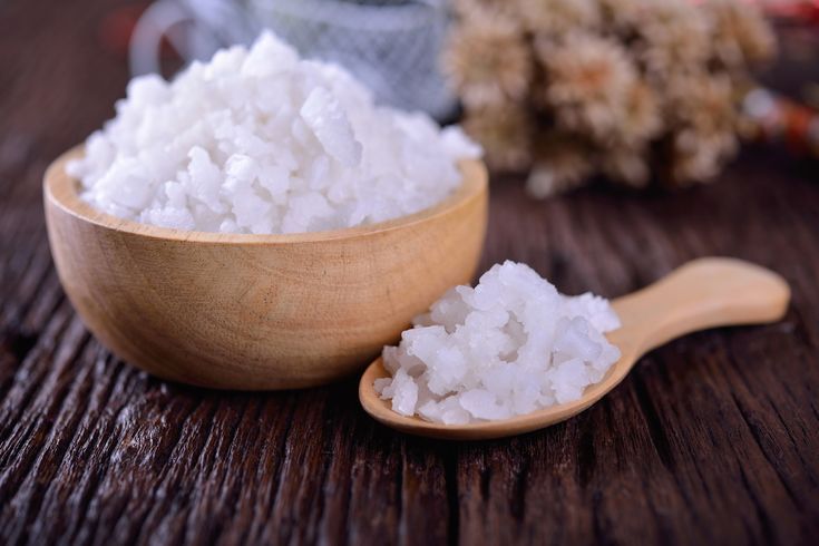 Lợi &iacute;ch bất ngờ của việc đặt b&aacute;t muối trong tủ lạnh - Ảnh 1.