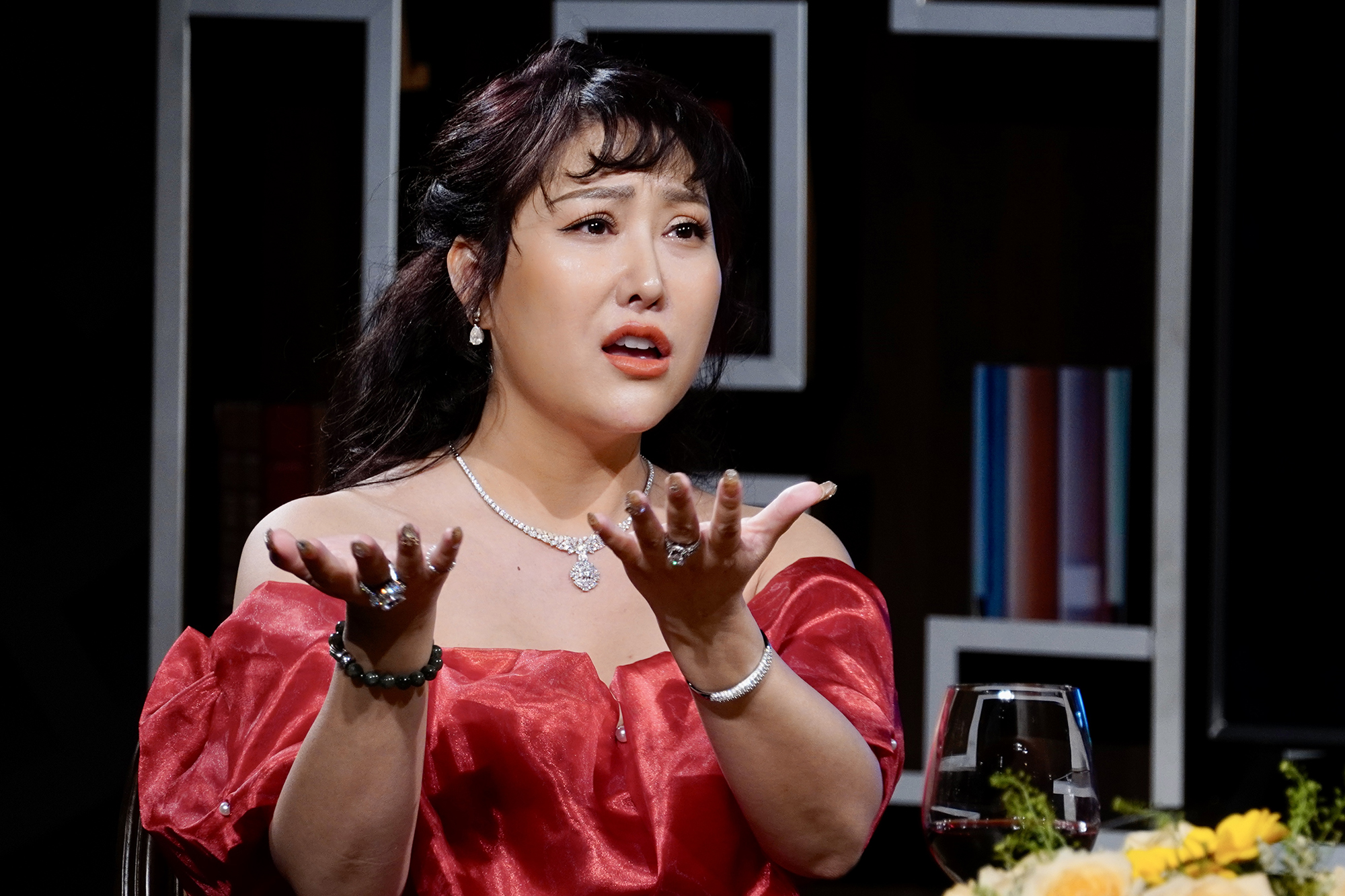 Mẹ đơn th&acirc;n l&agrave; Ph&oacute; viện trưởng được đại gia miền T&acirc;y U60 y&ecirc;u say đắm: Chiều chuộng như "c&ocirc;ng ch&uacute;a", đưa về qu&ecirc; ra mắt gia đ&igrave;nh- Ảnh 4.