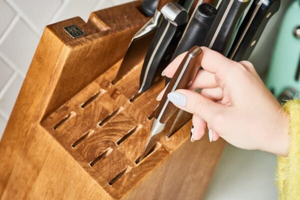Lỗ tr&ograve;n tr&ecirc;n dao v&agrave; những c&ocirc;ng dụng bất ngờ trong đời sống - Ảnh 2.