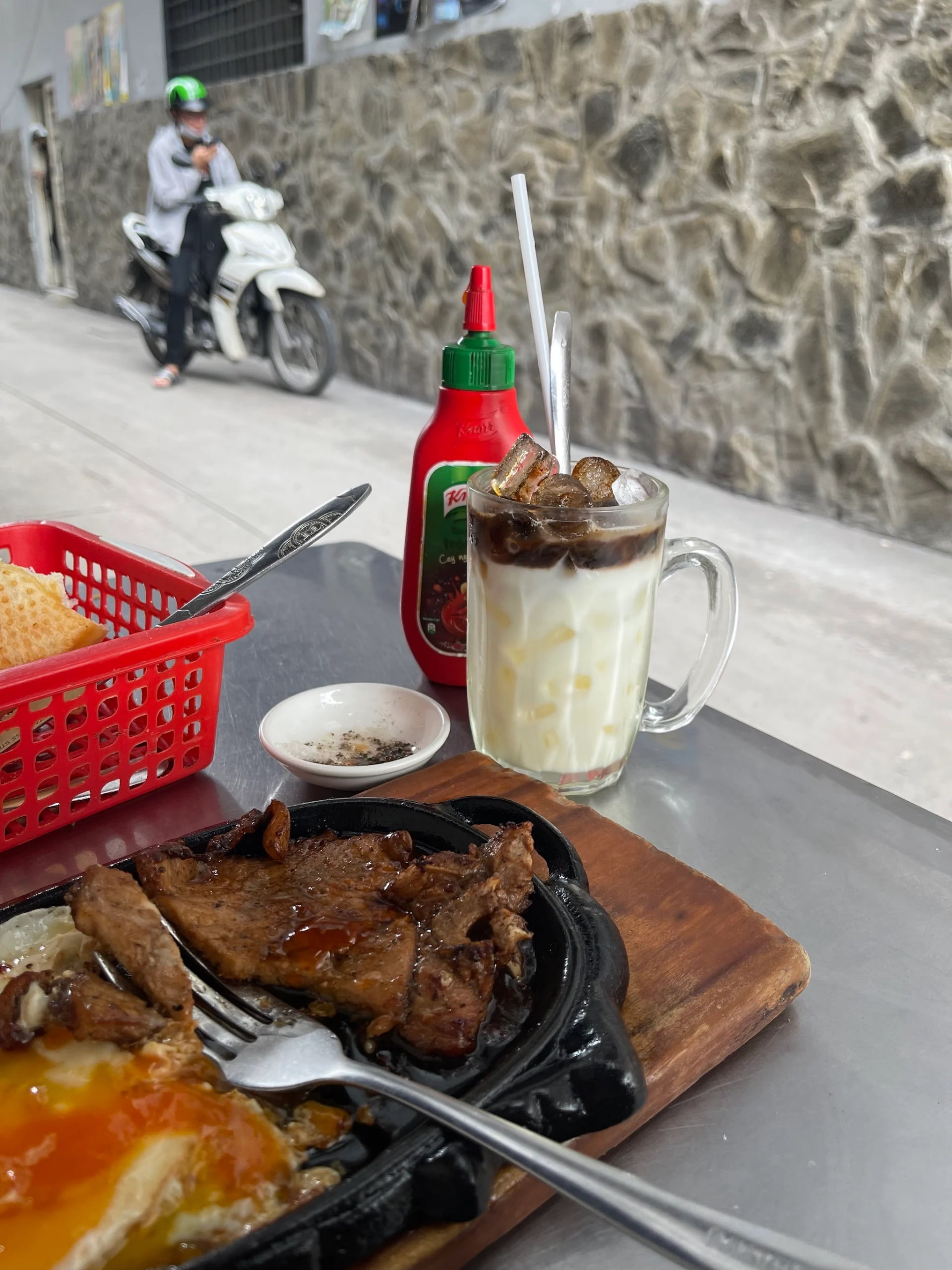 Vì sao gọi là bạc xỉu? Khám phá văn hóa cà phê Sài Gòn đặc biệt - Ảnh 2.