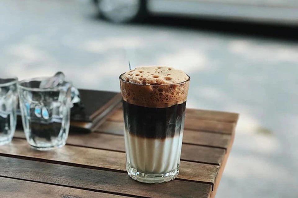 Vì sao gọi là bạc xỉu? Khám phá văn hóa cà phê Sài Gòn đặc biệt - Ảnh 1.
