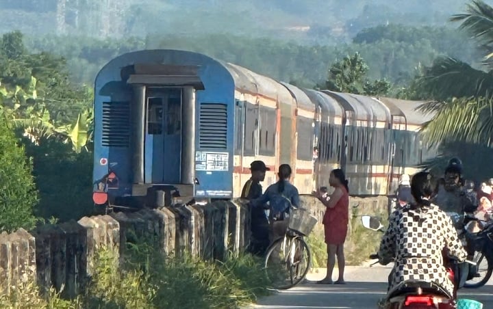 Tai nạn đường sắt Đà Nẵng: Người đàn ông tử vong do tàu hỏa tông - Ảnh 1.