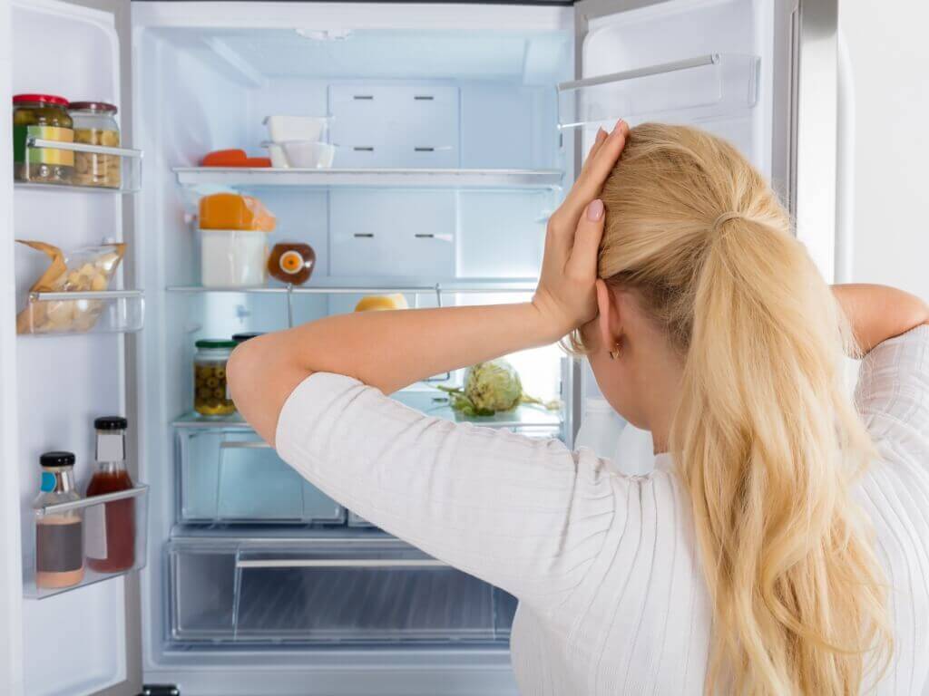 Lợi &iacute;ch bất ngờ của việc đặt b&aacute;t muối trong tủ lạnh - Ảnh 2.