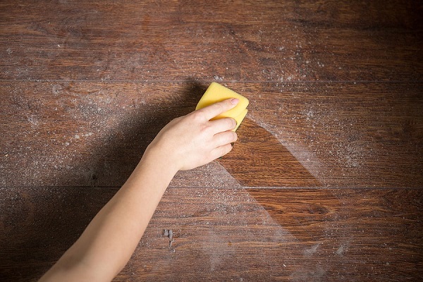 C&aacute;ch bảo quản tủ gỗ khỏi ẩm mốc v&agrave; m&ugrave;i h&ocirc;i trong m&ugrave;a mưa - Ảnh 2.