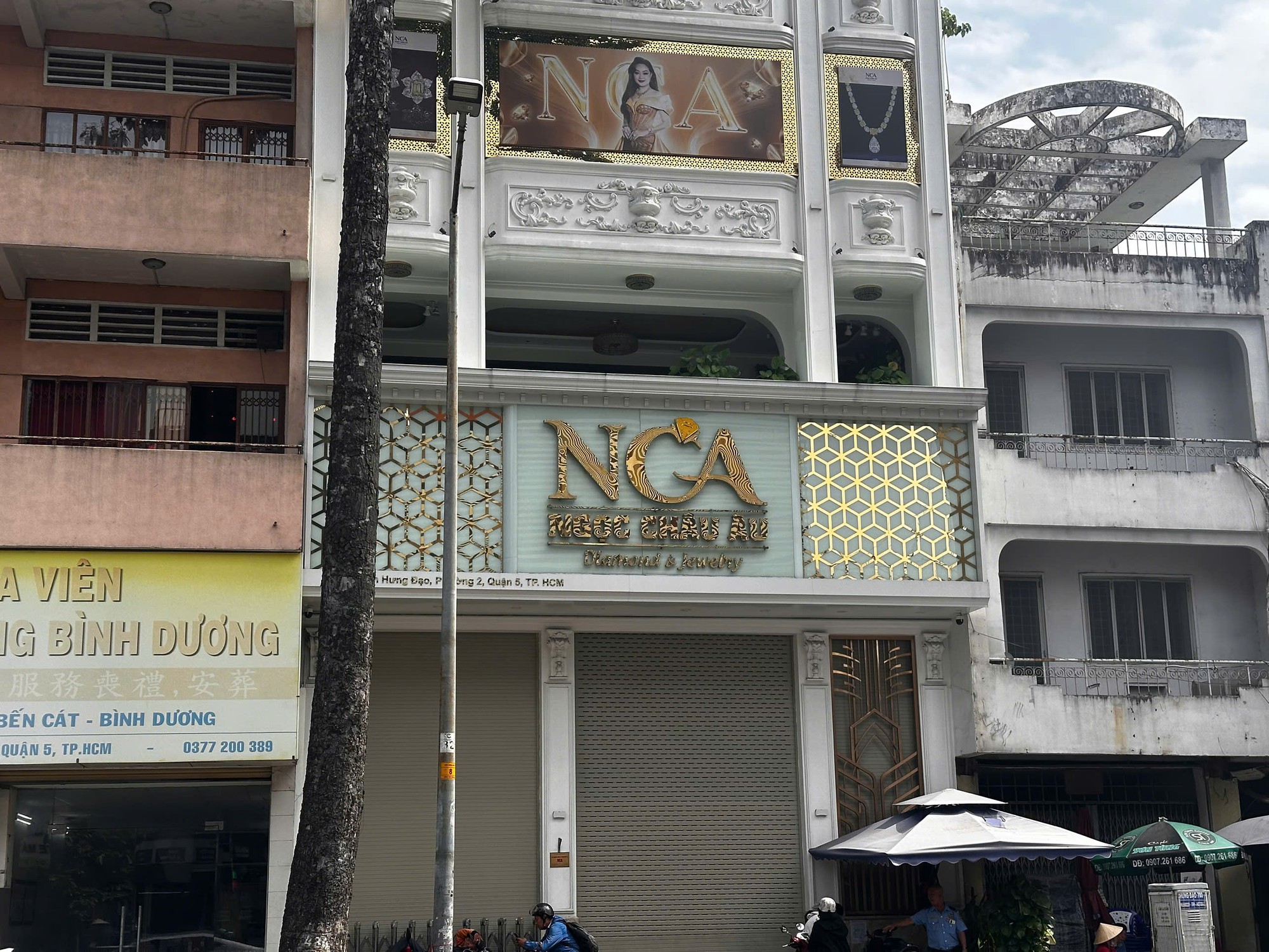 Qua ngày hẹn mở cửa, loạt tiệm kim cương vẫn đóng cửa: Nơi gỡ thông báo, nơi bỏ trống ngày trở lại - Ảnh 2. Qua ngày hẹn mở cửa, loạt tiệm kim cương vẫn đóng cửa: Nơi gỡ thông báo, nơi bỏ trống ngày trở lại - Ảnh 2.