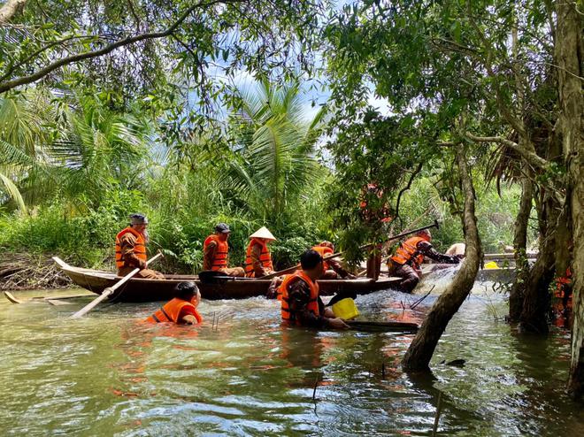Việt Nam c&oacute; khu rừng thuộc dạng hiếm bậc nhất thế giới, chia đ&ocirc;i bởi 1 d&ograve;ng s&ocirc;ng, 3 tổ chức c&ugrave;ng vinh danh - Ảnh 8.