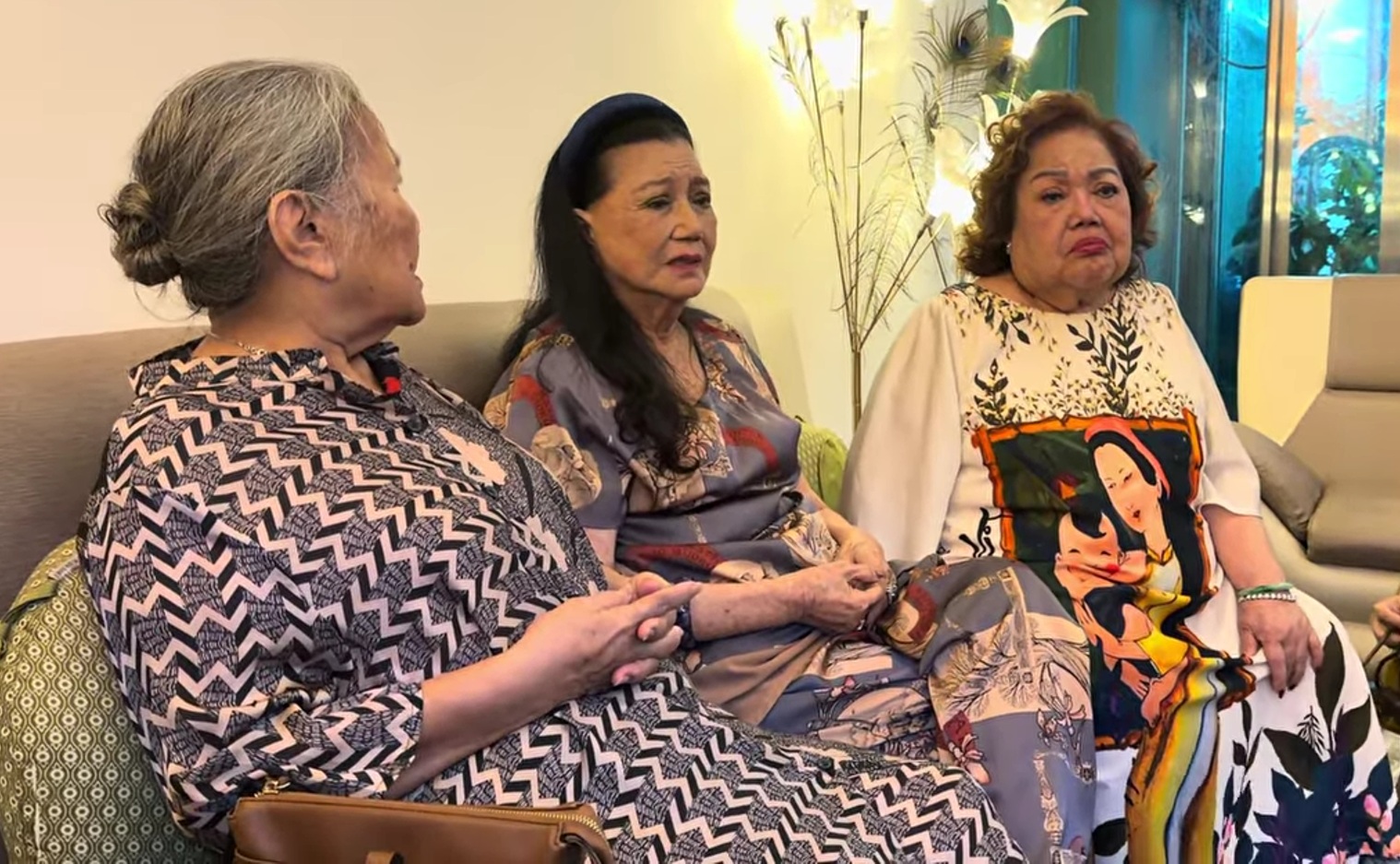 NSND Ngọc Gi&agrave;u tới thăm nữ NSND quyền lực miền Nam: "B&acirc;y giờ em cũng t&agrave;n rồi"- Ảnh 2.