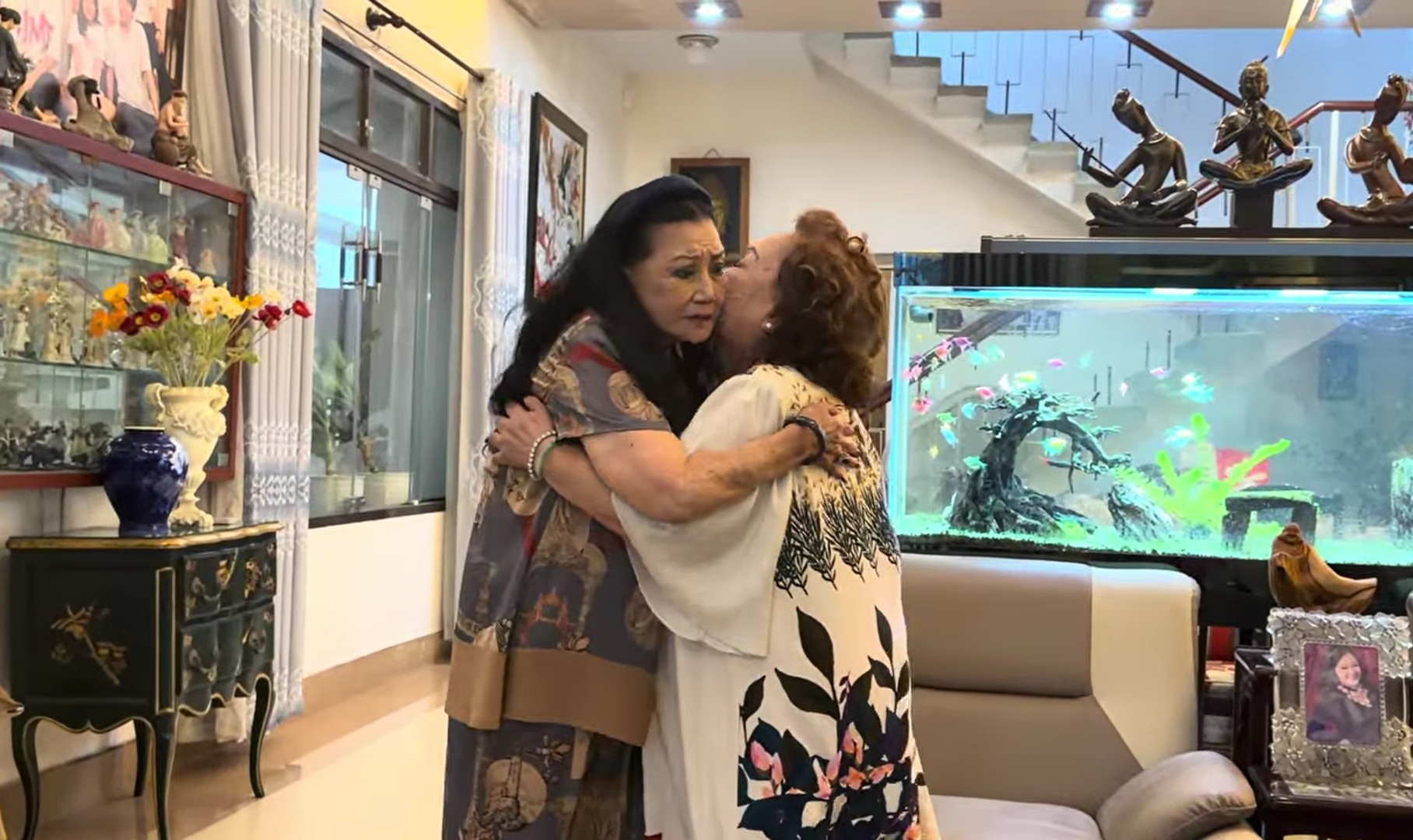 NSND Ngọc Gi&agrave;u tới thăm nữ NSND quyền lực miền Nam: "B&acirc;y giờ em cũng t&agrave;n rồi"- Ảnh 1.