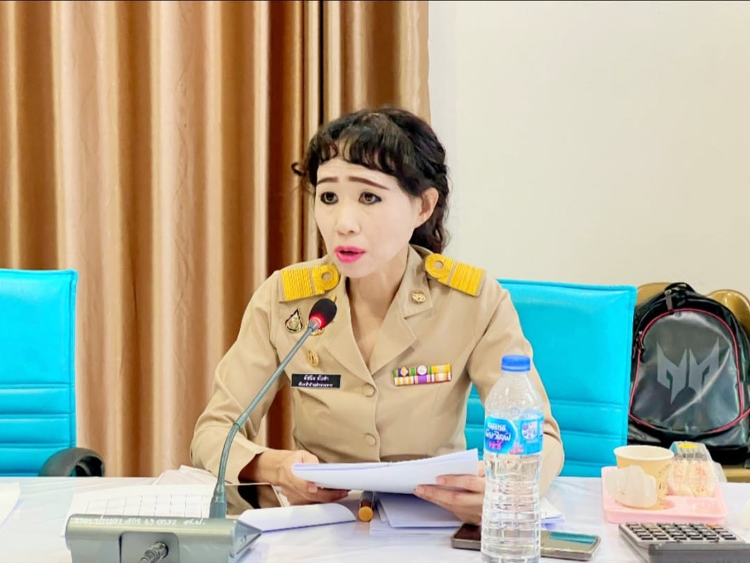 Nữ cán bộ Thái Lan gây bão mạng với phong cách trang điểm nổi bật - Ảnh 1. Nữ cán bộ Thái Lan gây bão mạng với phong cách trang điểm nổi bật - Ảnh 1.