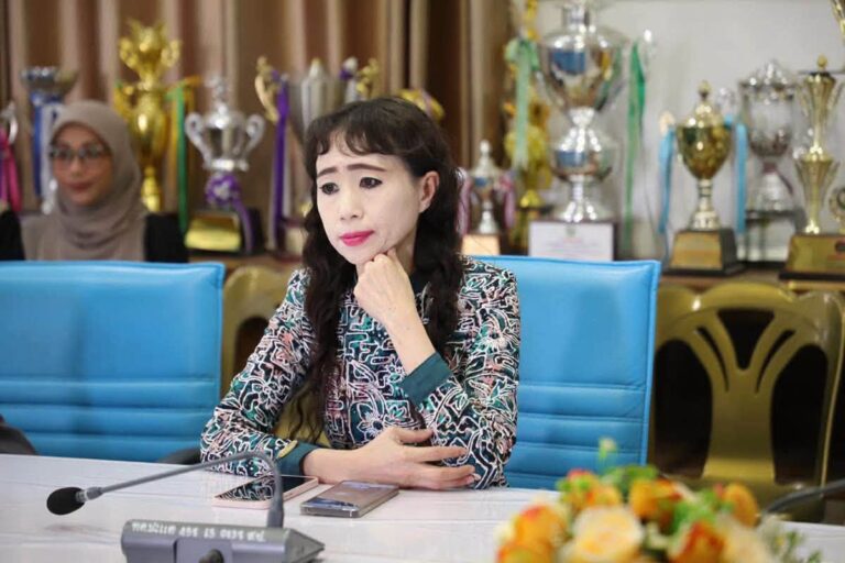 Nữ cán bộ Thái Lan gây bão mạng với phong cách trang điểm nổi bật - Ảnh 2. Nữ cán bộ Thái Lan gây bão mạng với phong cách trang điểm nổi bật - Ảnh 2.