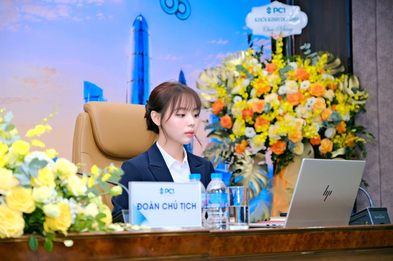 Chữ ký của nữ Chủ tịch xinh đẹp sinh năm 1999 ra sao? - Ảnh 1.