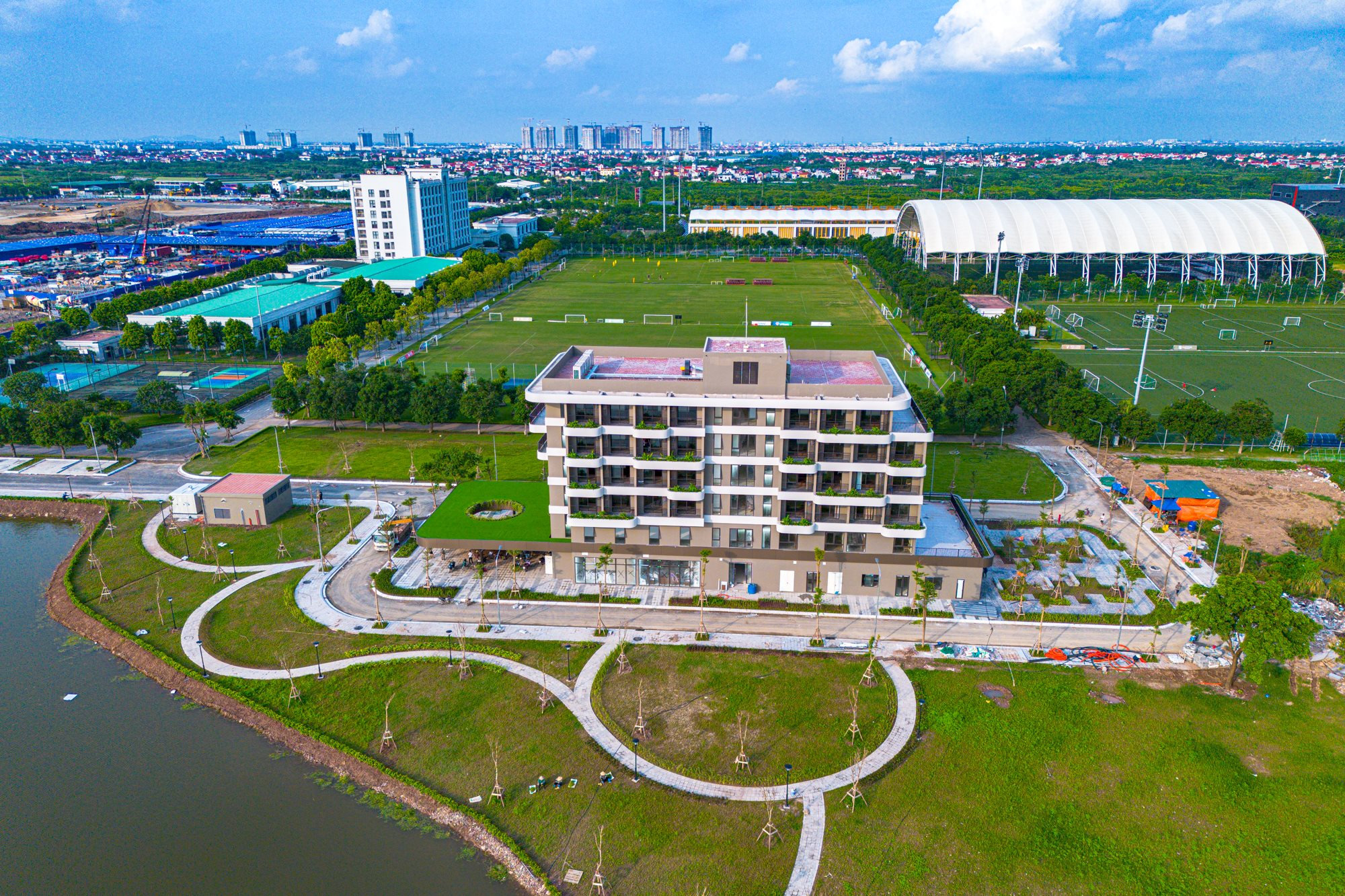 Qu&aacute; nhanh: 10 th&aacute;ng l&agrave;m xong hơn 60% si&ecirc;u s&acirc;n vận động lớn thứ hai Việt Nam, kh&aacute;n đ&agrave;i 60.000 chỗ dần th&agrave;nh h&igrave;nh, chuẩn bị lắp m&aacute;i v&ograve;m th&eacute;p "khủng" - Ảnh 9.