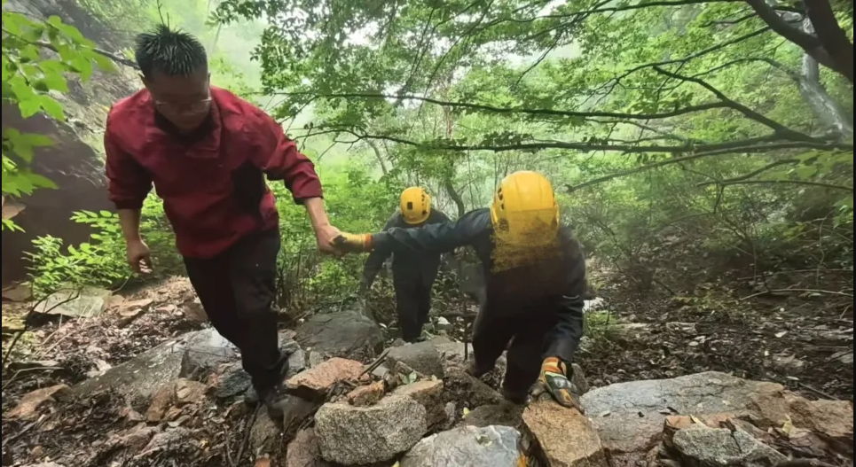 Mất tích 35 giờ trên núi, 2 người nghe cứu hộ gọi tên vẫn quyết im lặng: Lý do khiến ai cũng ngã ngửa - Ảnh 3.