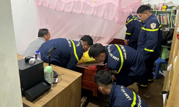 Sơ t&aacute;n khẩn cấp hơn 200 người trong đ&ecirc;m mưa lũ ở Sơn La - Ảnh 1.