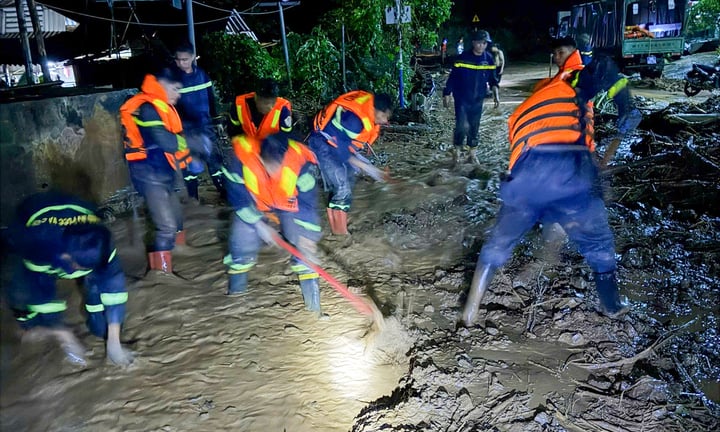 Sơ t&aacute;n khẩn cấp hơn 200 người trong đ&ecirc;m mưa lũ ở Sơn La - Ảnh 2.