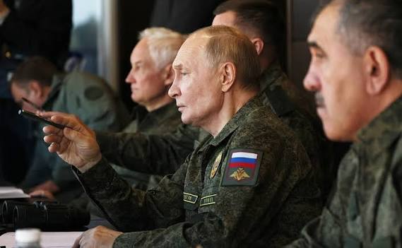 Su-34 oanh tạc sở chỉ huy Ukraine - Ông Putin điều 13.000 quân tới nơi ít ai ngờ, tên lửa vượt 1.300km bắn trúng mục tiêu - Ảnh 3.