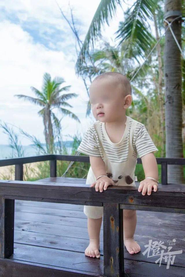 B&eacute; trai 1 tuổi l&agrave;m vỡ hộp giấy, kh&aacute;ch sạn đ&ograve;i đền 3,3 triệu đồng - Ảnh 1.