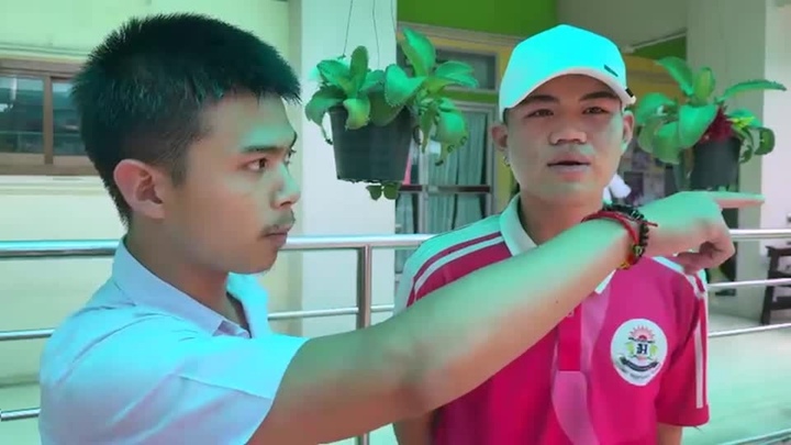 Giây phút hoảng sợ tại trường học: Học sinh lẩn trốn kẻ xả súng - Ảnh 1.