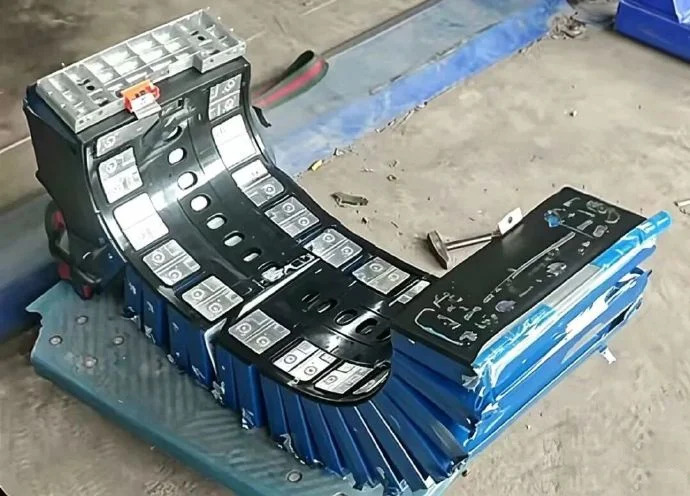 B&ugrave;ng ph&aacute;t sự cố 'pin quả chuối' khiến 213.000 xe điện d&iacute;nh lỗi phồng pin: H&atilde;ng sản xuất phải c&ocirc;ng khai xin lỗi - Ảnh 1.