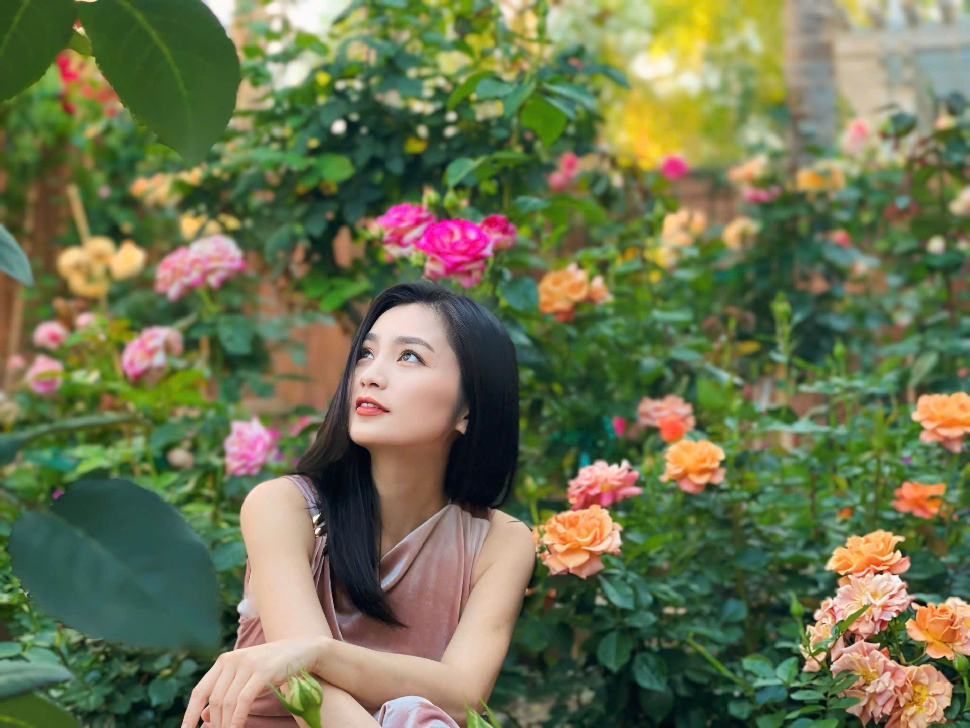 Nữ diễn vi&ecirc;n qu&ecirc; Nam Định khiến Việt kiều Mỹ đổ gục sau bữa ốc chuối đậu, hỏi cưới lu&ocirc;n - Ảnh 1.