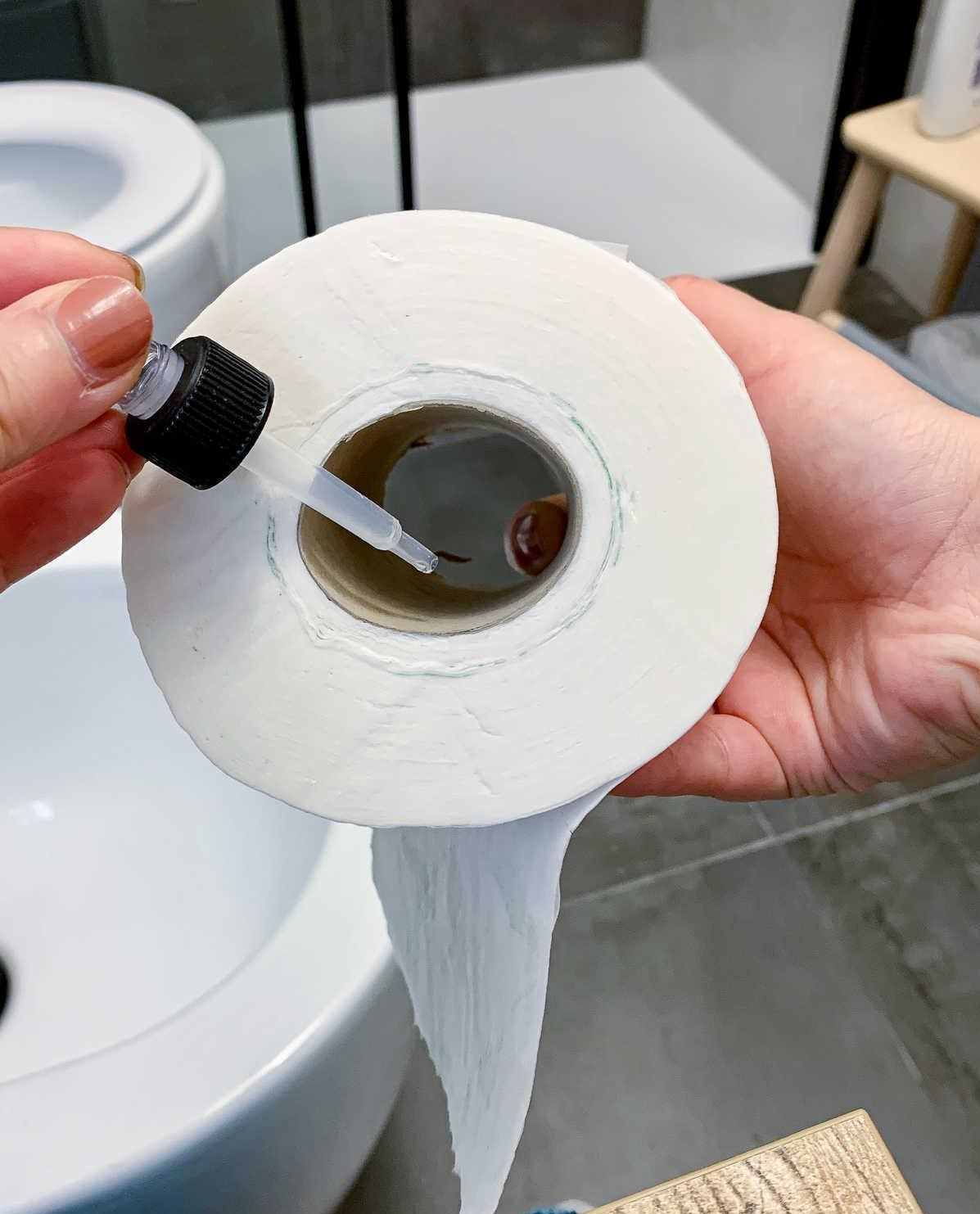 Vì sao nhiều gia đình nhỏ vài giọt tinh dầu vào lõi cuộn giấy vệ sinh? Mỗi lần kéo giấy mới thấy tác dụng - Ảnh 1.