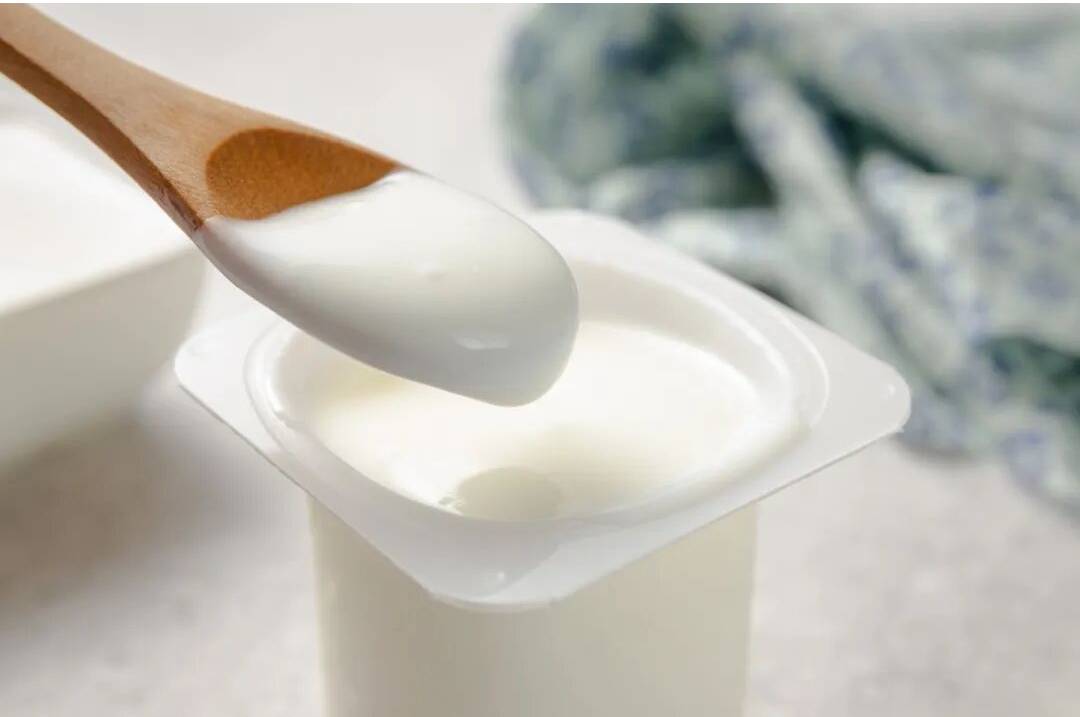V&igrave; sao sữa chua xuất hiện nước m&agrave;u v&agrave;ng sau khi mở nắp?- Ảnh 3.