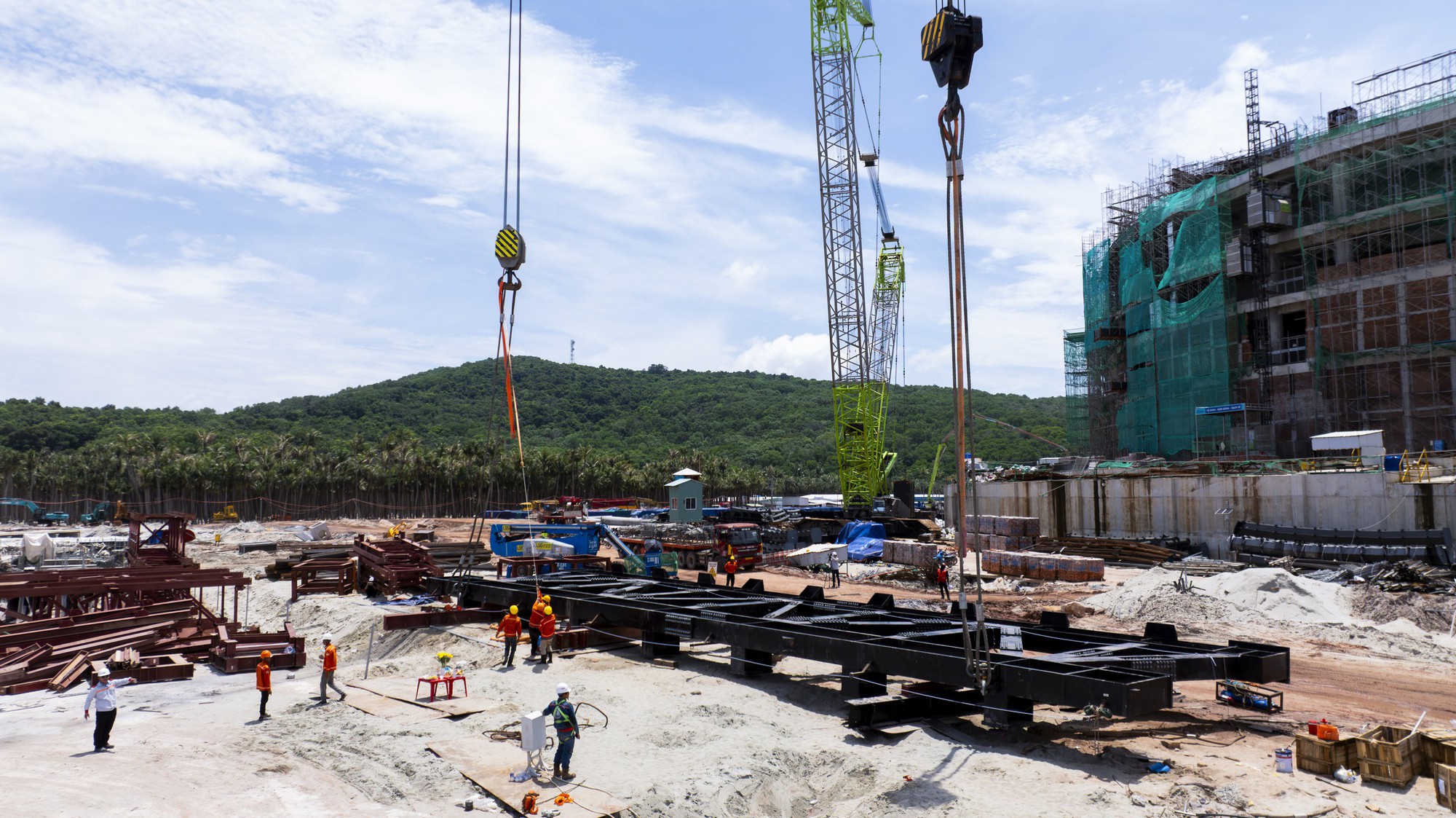 Công trường Phú Quốc huy động siêu cẩu lắp nhà hát APEC hơn 4 . 000 Chỗ - Ảnh 4. Công trường Phú Quốc huy động siêu cẩu lắp nhà hát APEC hơn 4 . 000 Chỗ - Ảnh 4.
