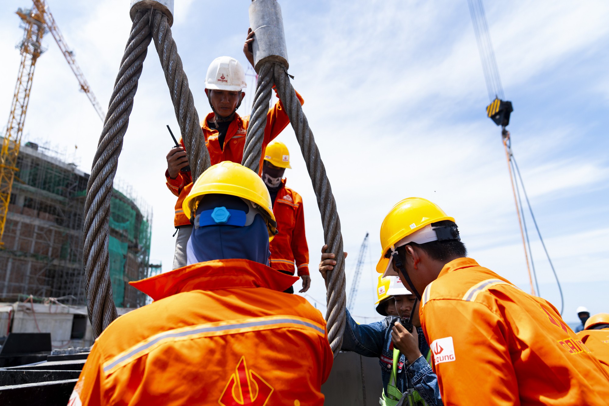 Công trường Phú Quốc huy động siêu cẩu lắp nhà hát APEC hơn 4 . 000 Chỗ - Ảnh 3. Công trường Phú Quốc huy động siêu cẩu lắp nhà hát APEC hơn 4 . 000 Chỗ - Ảnh 3.