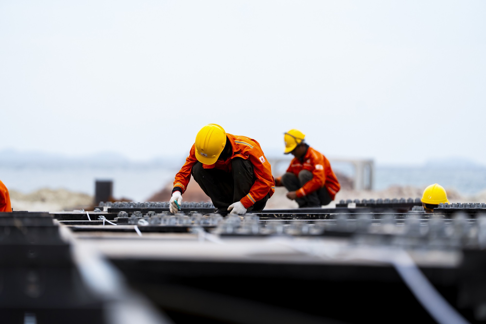 Công trường Phú Quốc huy động siêu cẩu lắp nhà hát APEC hơn 4 . 000 Chỗ - Ảnh 6. Công trường Phú Quốc huy động siêu cẩu lắp nhà hát APEC hơn 4 . 000 Chỗ - Ảnh 6.