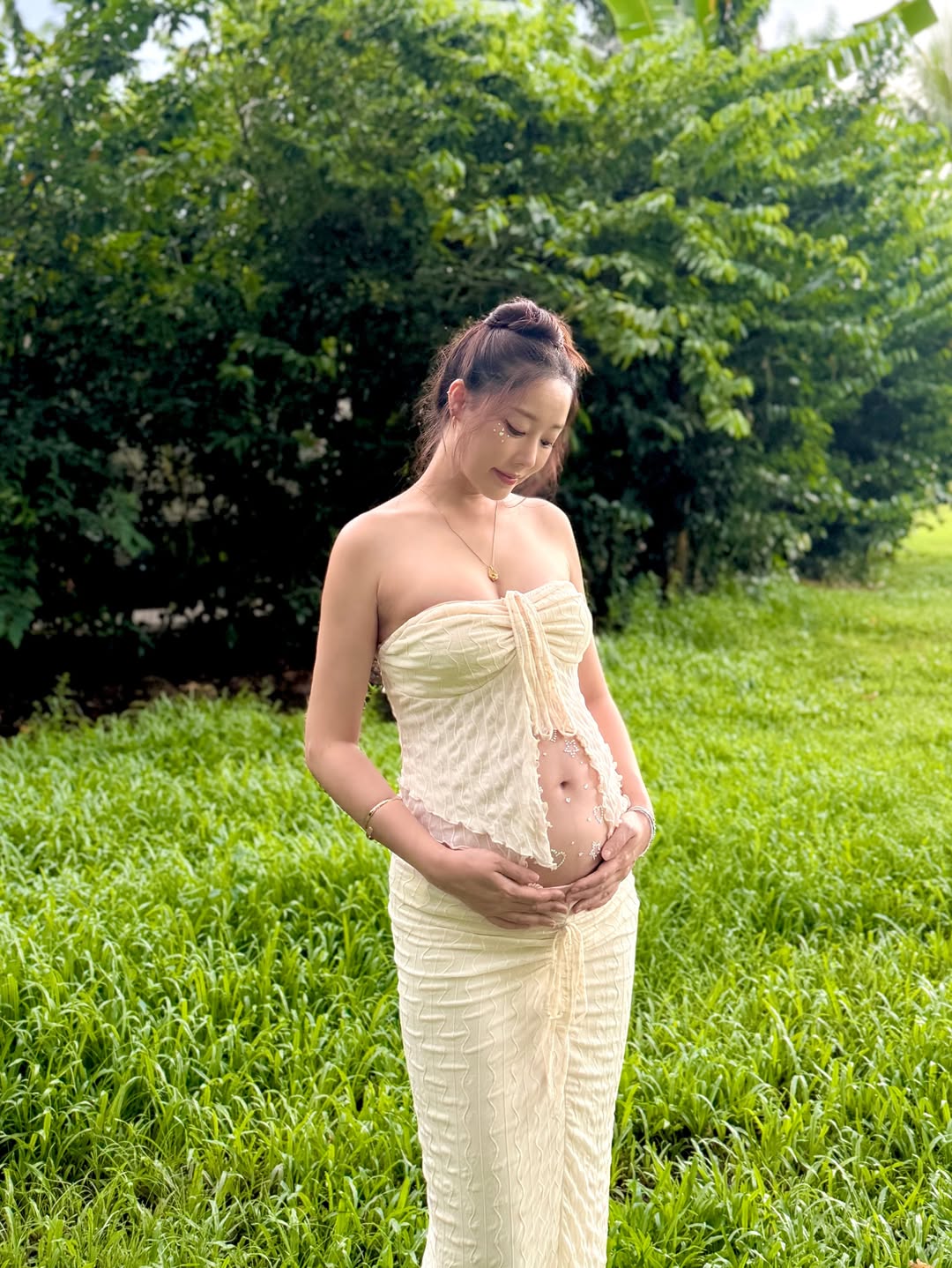 Nữ ca sĩ rạng rỡ khoe bụng bầu 7 th&aacute;ng, d&acirc;n t&igrave;nh phải xu&yacute;t xoa "đ&uacute;ng l&agrave; b&agrave; bầu xinh nhất nh&igrave; showbiz"- Ảnh 3.