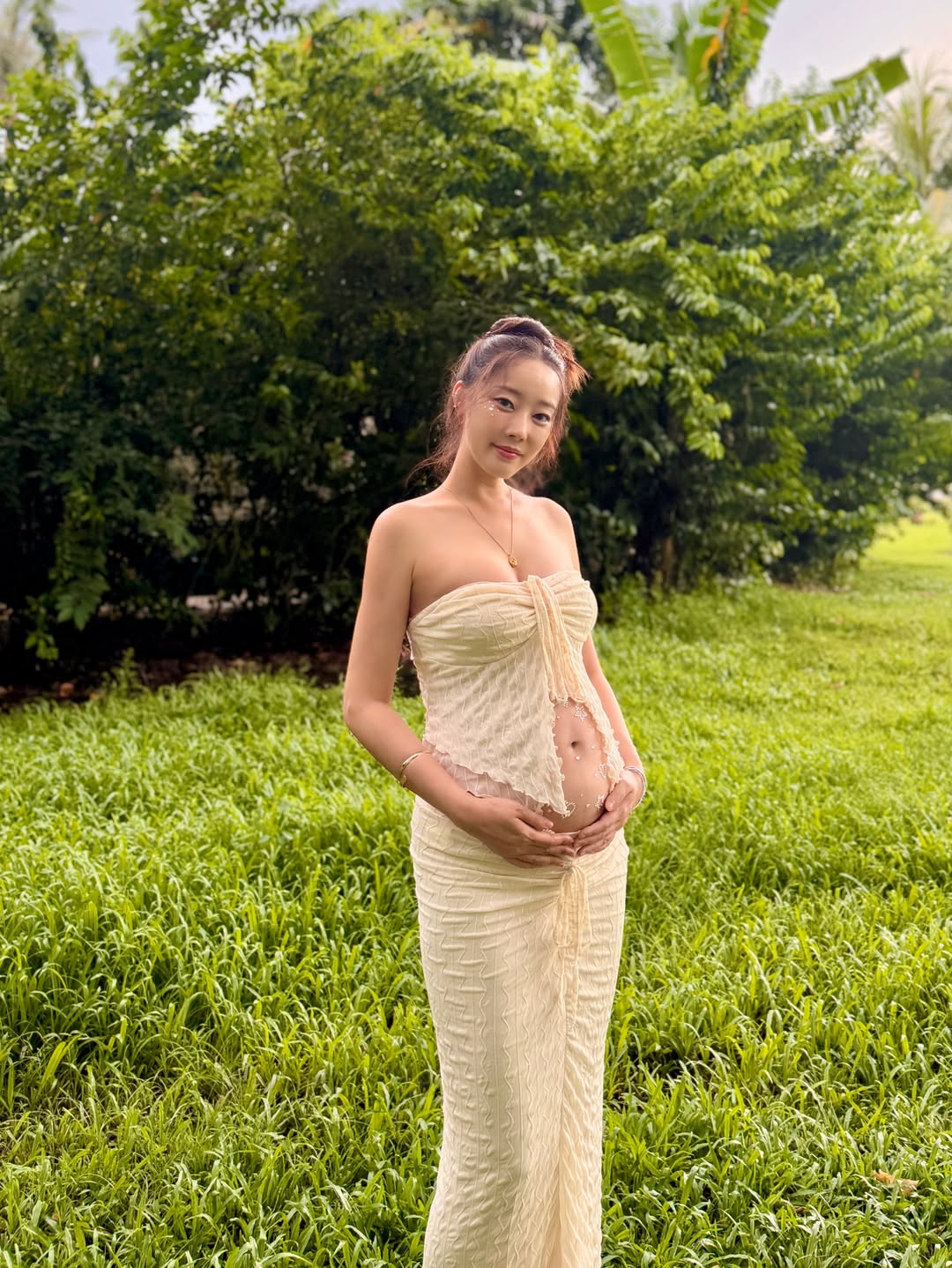 Nữ ca sĩ rạng rỡ khoe bụng bầu 7 th&aacute;ng, d&acirc;n t&igrave;nh phải xu&yacute;t xoa "đ&uacute;ng l&agrave; b&agrave; bầu xinh nhất nh&igrave; showbiz"- Ảnh 1.
