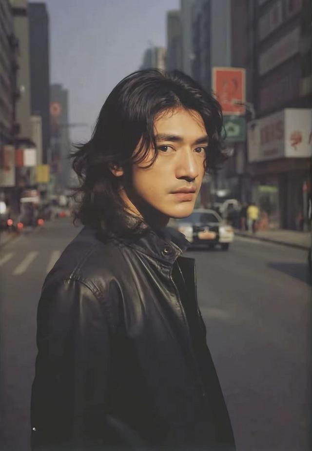 Sao nam b&iacute; ẩn nhất showbiz: Sở hữu t&agrave;i sản ngh&igrave;n tỷ nhưng sống như "người v&ocirc; h&igrave;nh", đạo diễn phải năn nỉ mới chịu đ&oacute;ng phim- Ảnh 1.