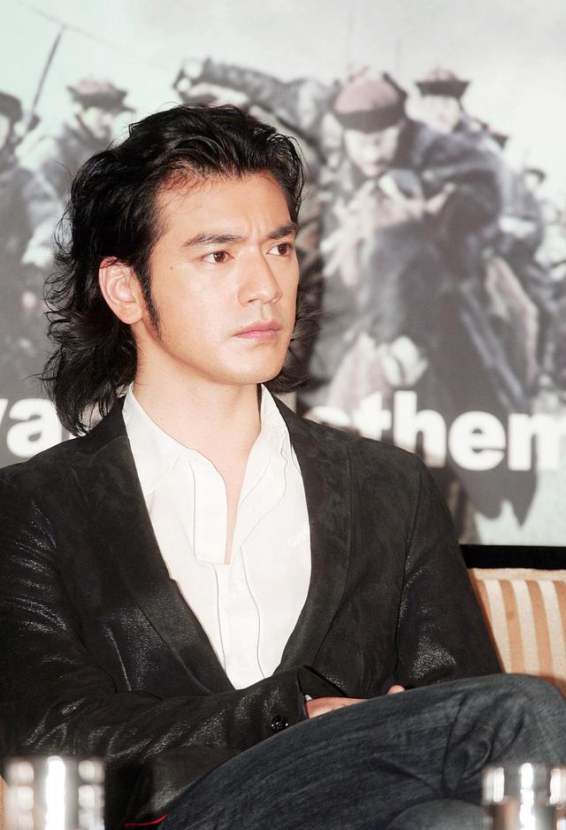 Sao nam b&iacute; ẩn nhất showbiz: Sở hữu t&agrave;i sản ngh&igrave;n tỷ nhưng sống như "người v&ocirc; h&igrave;nh", đạo diễn phải năn nỉ mới chịu đ&oacute;ng phim- Ảnh 4.