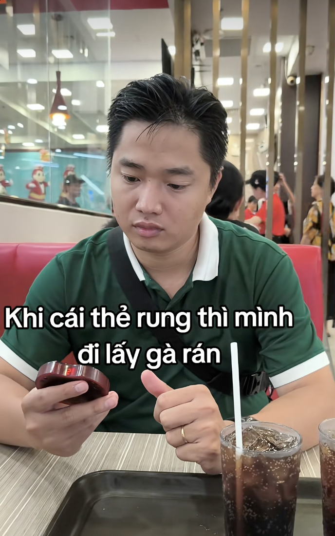 Kênh TikTok chỉ cách tự lấy bánh ở siêu thị, order mì cay… hút cả triệu view: Vì sao những chuyện tưởng ai cũng biết lại có sức hút?- Ảnh 1.